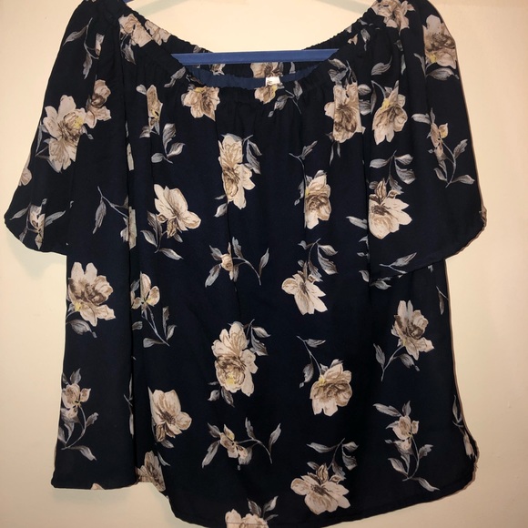Off the shoulder shirt with flower designs - Picture 1 of 3